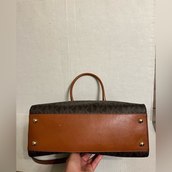 Michael Kors Large Hamilton Bag - Picture 8 of 16